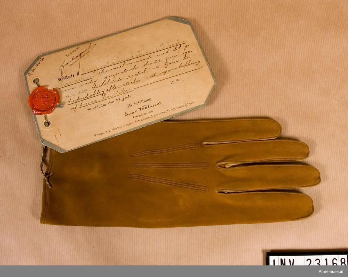 Grupp C I.
Prov i skinn på Vänster-handske till kastorshandskar att tjäna till huvudsaklig efterrättelse vid anskaffning av bruna handskar, I 1.