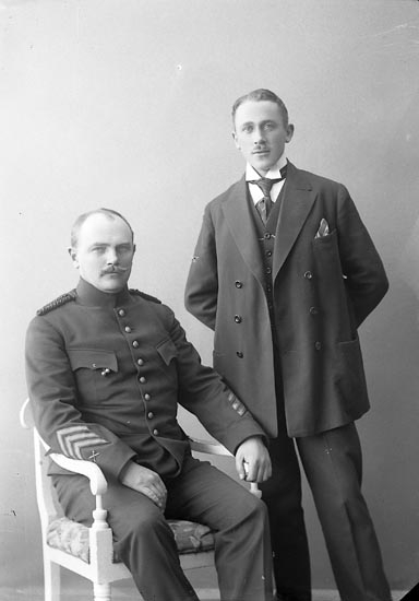 Enligt fotografens journal nr 2 1909-1915: "Järn, E. Styckjunkare".
Enligt fotografens notering: Styckjunkare E. Järn o Herr J. Rehnberg Här".