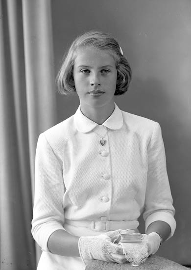 Enligt fotografens journal nr 8 1951-1957: "Olsson, Elsa, Sävelycke, Jörlanda".