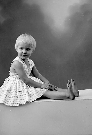 Enligt fotografens journal nr 9 1958-: "Nilsson, Maria Sveaborg, Stenungsund".