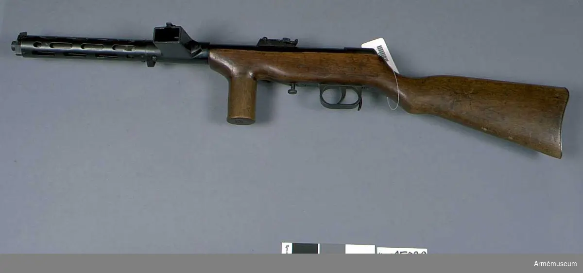 Grupp E IV.
Kulsprutepistol m/1941-44, Spanien. Typ Bergman-Bayard. Kaliber  9 mm. Tillverkningsnummer F 4360.