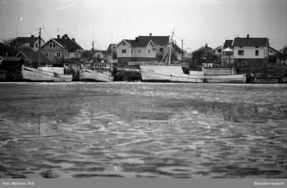 Enligt fotografens noteringar: "Hamnen på Hasselösund. Även här ligger det några båtar."
Fototid: 1996 den 12 januari.