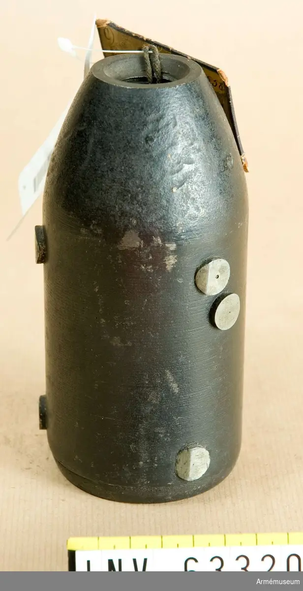 Grupp F II. 
Granat. 7 cm, 2"5 med 3 par styrknappar 1862 års skjutförsök.
Med tre par styrknappar av zink och en centreringsknapp.