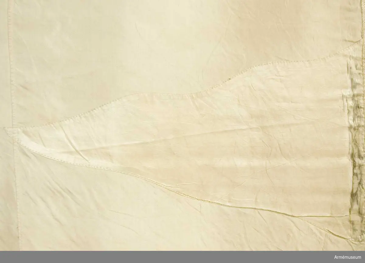 Duk: Tillverkad av enkel vit sidenkypert med påsydda flammor i sidentaft, från hörnen röda och från sidornas mitt blå. Duken kantad med ett mönstervävt band. Fäst vid stången med en rad tennlickor (tättsittande)på ett vitt mönstervävt band.

Dekor: I mitten broderad lika på båda sidor Västergötlands vapen, en oval sköld styckadfrån vänster, svart och gul och över båda fälten ett dubbelsvansat lejon, gult på det svarta, svart på det gula följd av två stjärnor i det svarta fältet. 

Skölden är krönt av en öppen krona i gult silke med rött ytter och innerfoder samt pärlor i silver. Under vapnet två korsade lagerkvistar i olika gröna silken, nedtill hopknutna med band i gult silke. 

Stång: Tillverkad av blågrön målad furu. Holk av mässing. Saknar spets.