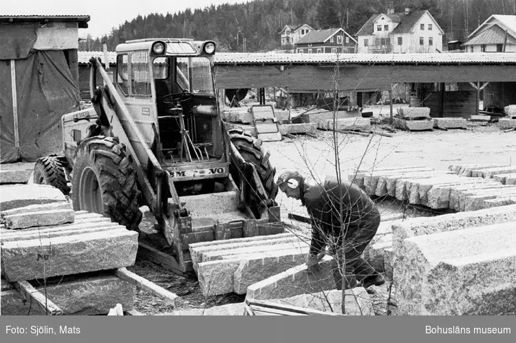 Bohusläns samhälls- och näringsliv. 2. STENINDUSTRIN.
Film: 9

Text som medföljde bilden: "Lastning av kantsten. April -77."