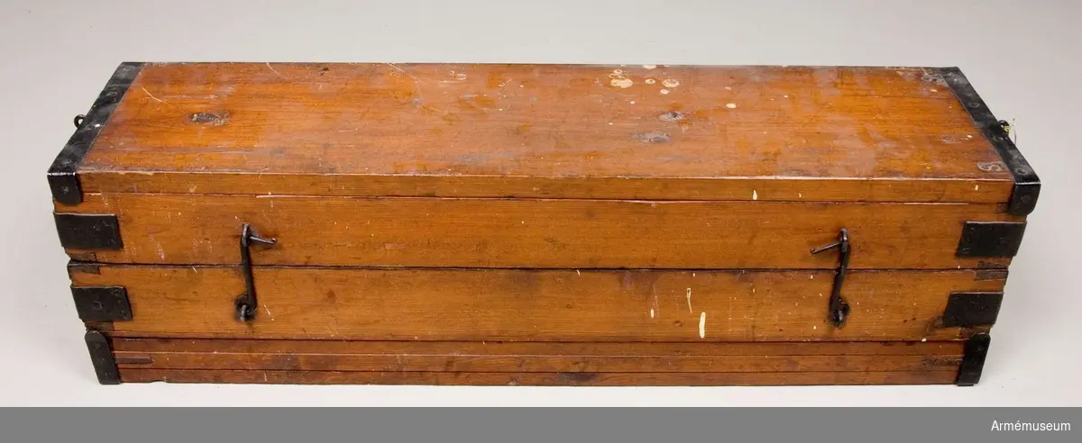 Grupp F V. 
Formbräde för kulgjutning, 6 formkulor, 1 av metall och 5 av lera, 1700-talets senare hälft.