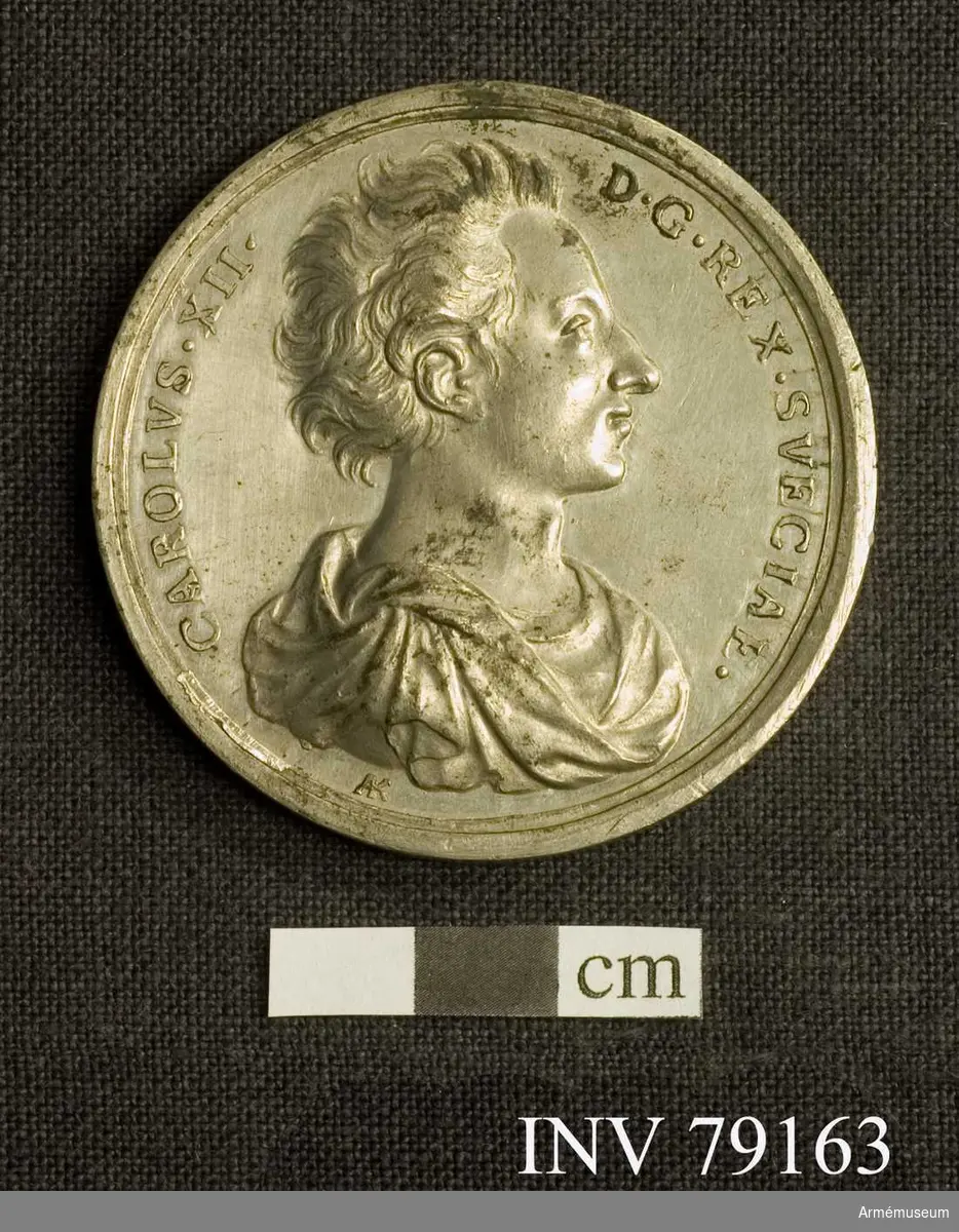 Grupp: M. 
Medalj Karl XII Slaget vid Gemauerthoff 1705 vunnen av greve A M Levenhaupt

Åtsidan: CAROLVS XII DG REX SVECIAE. Bröstbild åt höger i släta mantelveck vridna över axeln, halsen bar. Nedanför: AK. 

Frånsidan: DE SCHEREMETEFFIO. Segergudinnan står med ena foten trampande på en kask, sysselsatt att på ett ett palmträd upphänga en oval sköld innehållande Rysslands vapen. I avskärningen: DVCTV LEWENHAVPTI AD GEMAVERT HOFF DIE 16 IVLII A 1705. 

Medaljen graverad av A. Karlsten.