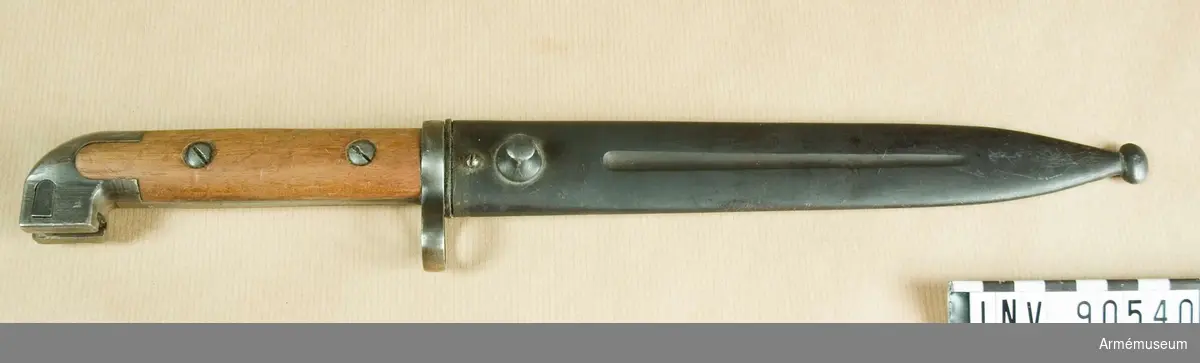Knivbajonett för karbin m/1894-14 samt kpist m/1945C 
Knivbajonett med tveeggad klinga utan blodränder. Fäste med grepplattor av trä och stålkappa.
Blånerad stålbalja. 
Denna bajonett användes av både flottan och armén, framförallt av kavalleriet och vid högvakt.  
Kavalleriet bar bajonetten i en snedställd bäranordning av läder. 
Det finns även ett antal m/1914 där man använt delar från m/1913 (balja och låsknapp till baljlåset)  
Det finns även lite varianter på baljlåset ('randig' istället för rutmönstrat)