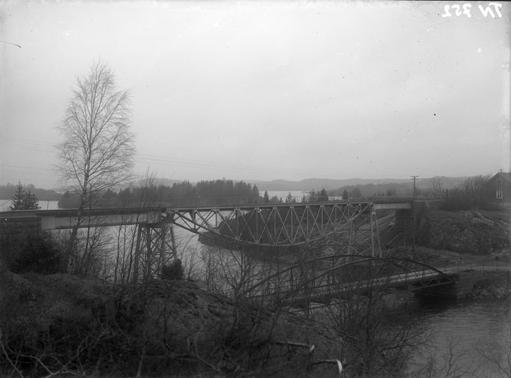Enligt tidigare noteringar: "Järnvägsbro och landsvägsbro vid Ellenö, Dalsland".