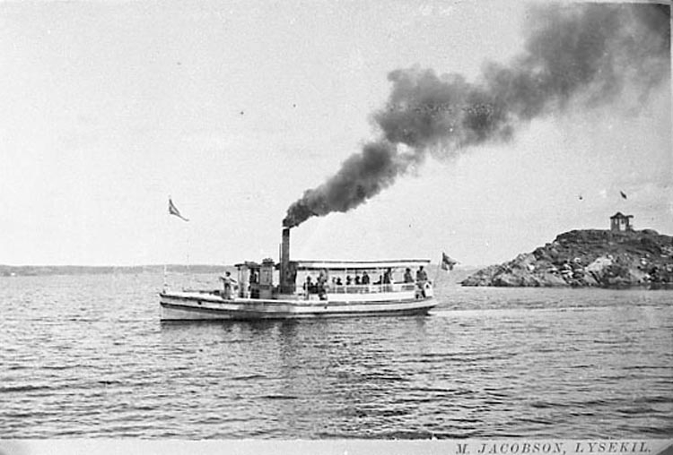 Bildtext till kopian i fotoalbumet: "Ångslupen Ran År 1900. Gast: Anders Olsson f. 1886".