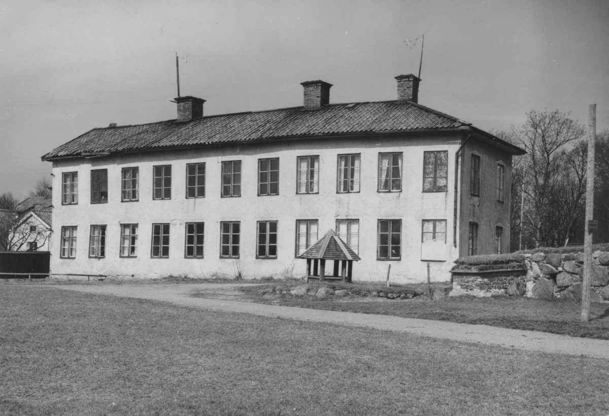 Enköping, Munksundet, kvarteret Färgaren nr 5, ("Eklundshov"), fasad mot klosterparken och ån