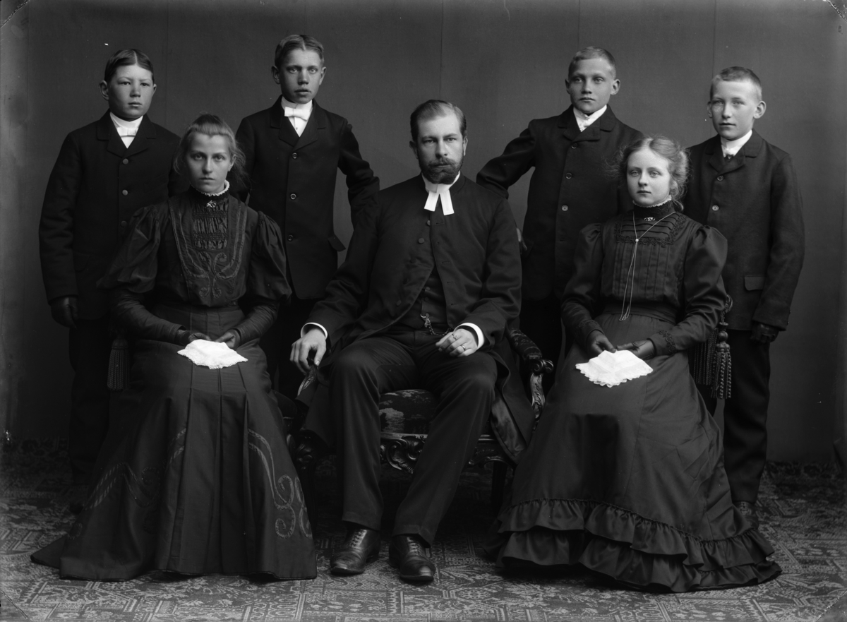 Konfirmandgrupp från Svinnegarn, Uppland, troligen 1909. I mitten komminister Fredrik Spak (1876-1926).