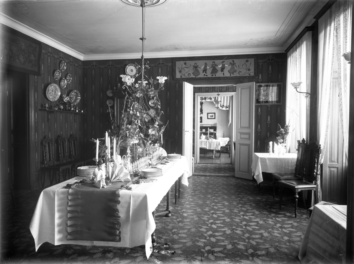 Bostadsrum med ett festdukat bord, oidentifierad, troligen 20 september 1908