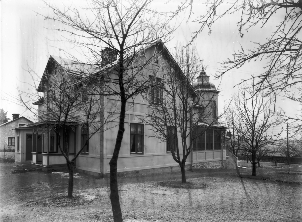 Byggmästare L. P. Sten (1853-1941) med familjs bostad, Fannagatan 34, Enköping, vy från nordväst, troligen 9 december 1903