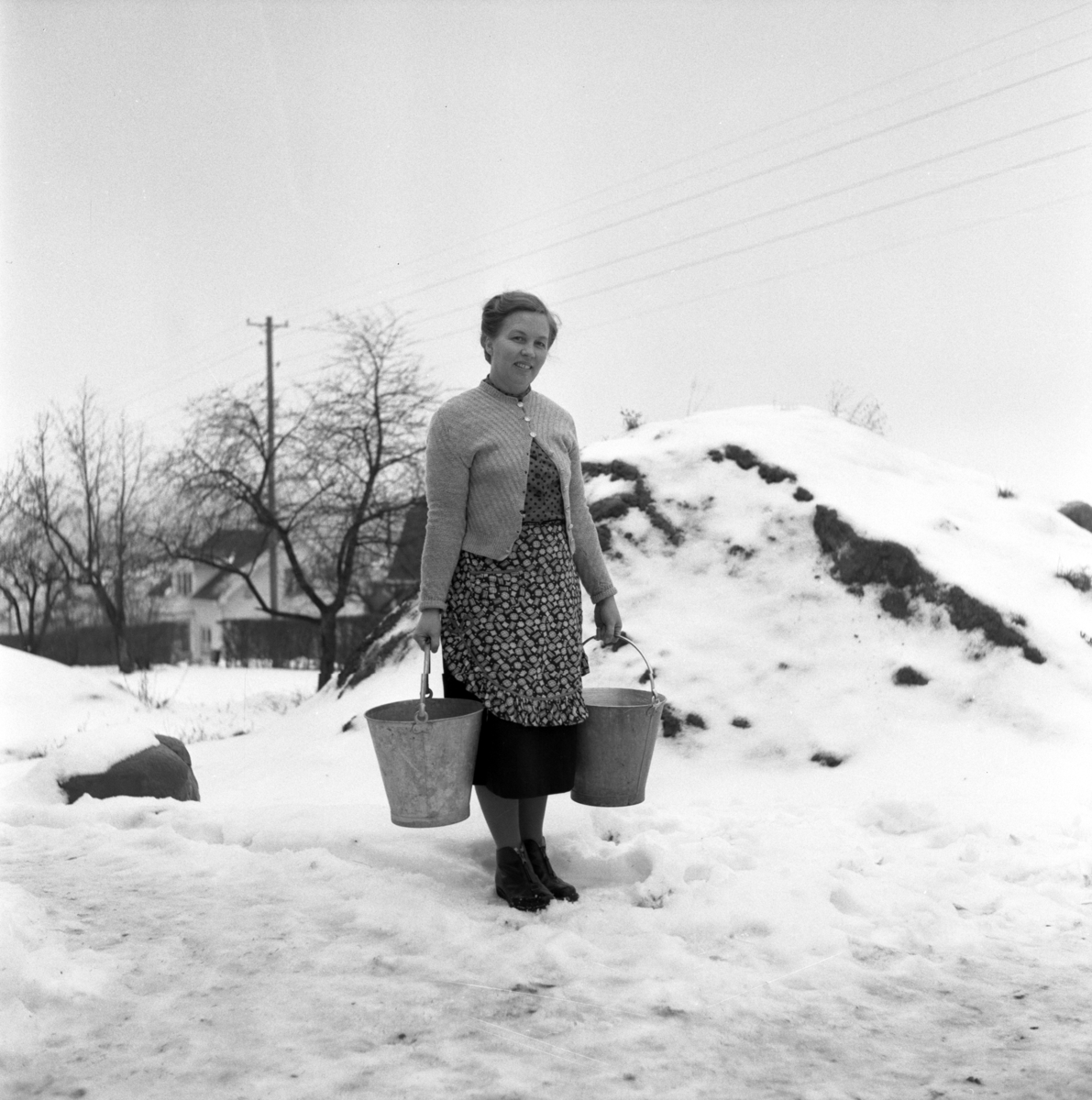 Fru Iris Gustavsson bodde med sin familj på Egna hem i Huskvarna. Att hämta vatten var en daglig syssla för många huskvarnabor ännu på 1950-talet.