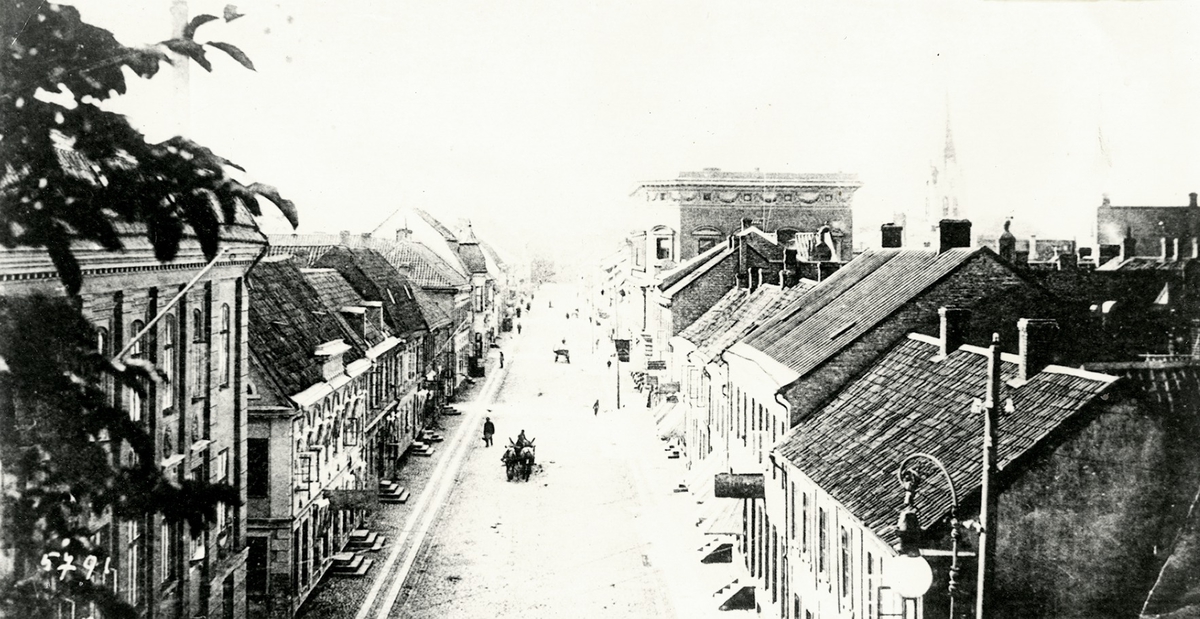 Halmstad, Storgatan. Kv Gillestugan, kv Bastionen, kv Tyghuset. Bilden tagen från Norre port på 1890-talet.