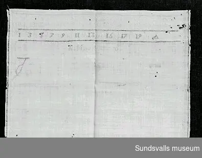 Påbörjad märkduk i linne, vävd i tuskaft. Broderade initialer och årtal 'AMvI 1770'.