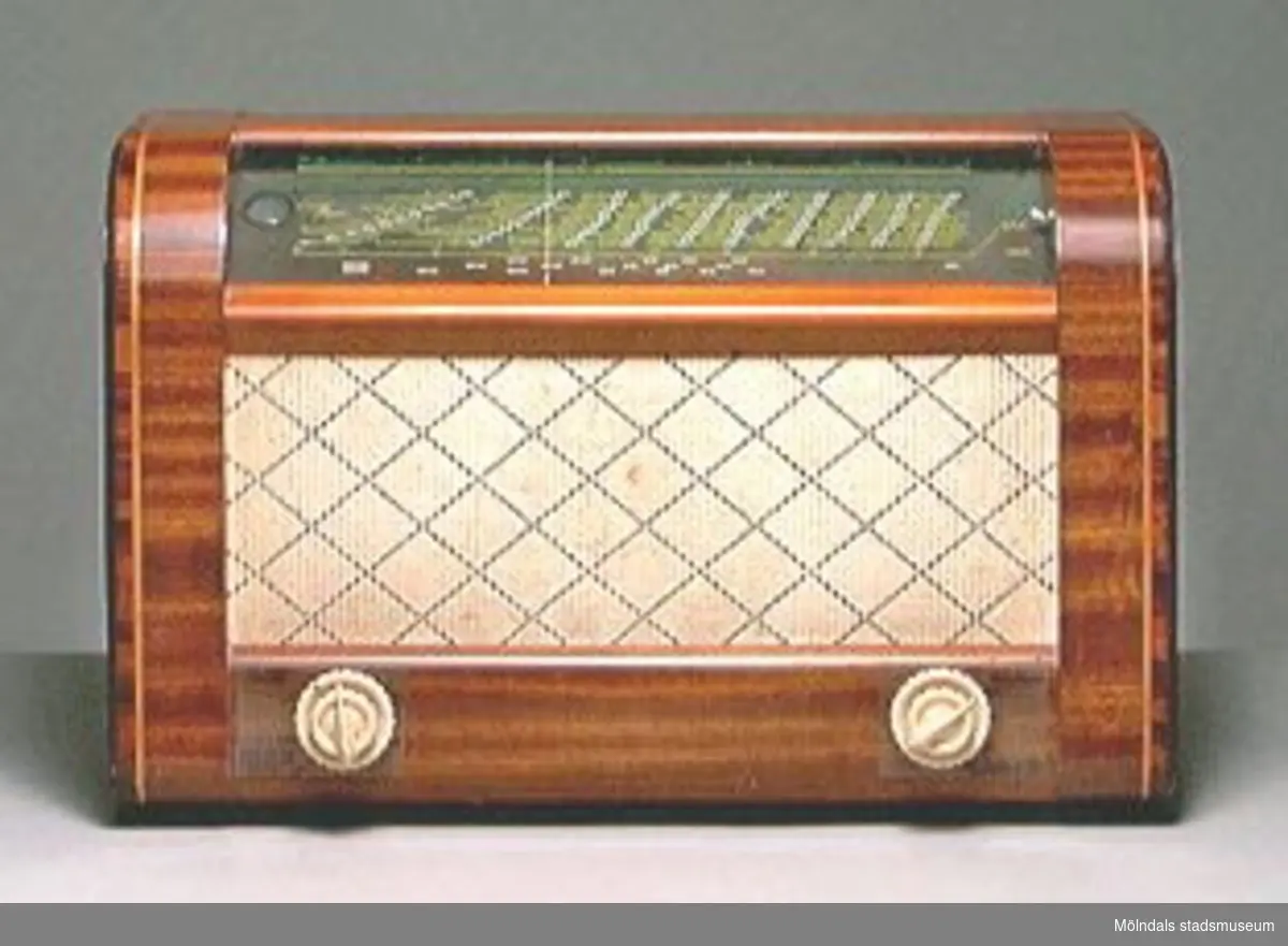 Radio med träfodral, för växelström, uttag för grammofon och extra högtalare.