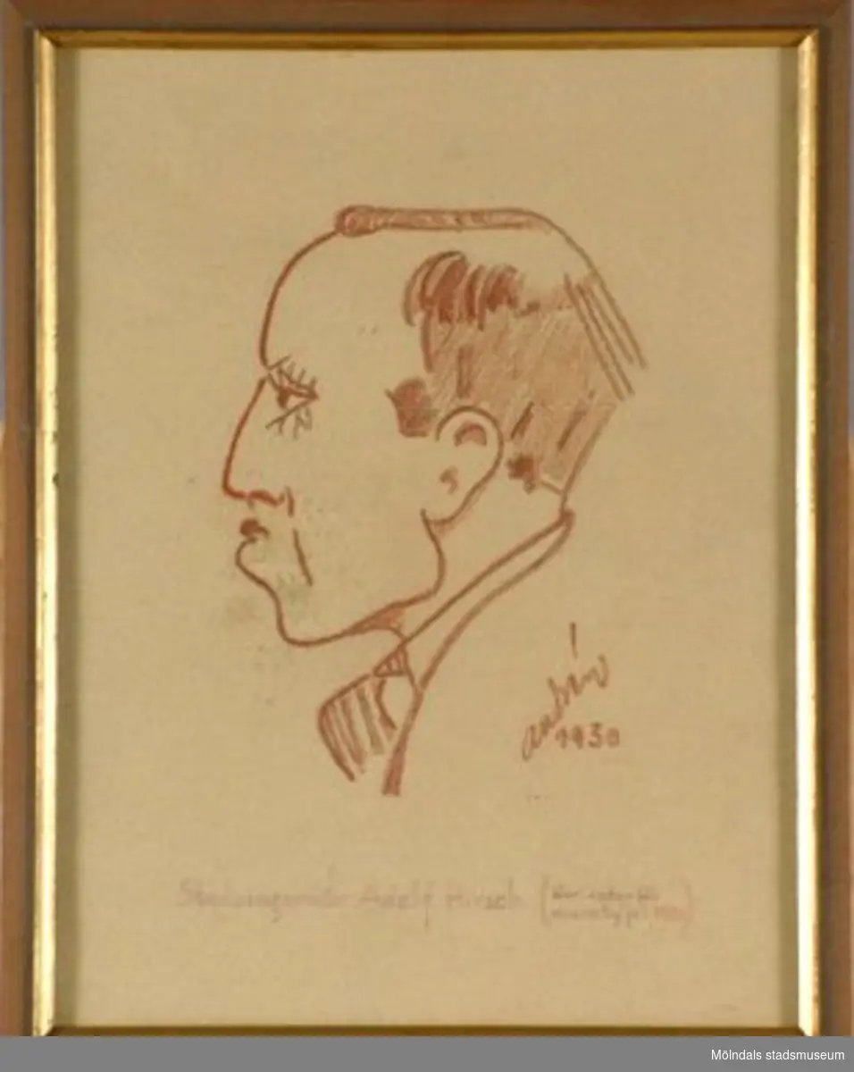 En karikatyr på "Stadsingeniör Adolf Hirsch (Karikatyr för Kvarnby jul 1930)".Inramad teckning av brun ram med guld kant. Teckningen är ritad med röd krita av Gösta AndrÃ¨n.Måtten med ram:Längd 335 mm, bredd 262 mm.