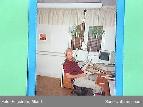 Hagaskolans Uppbyggnad.  Interiör:  Porträtt, man sitter vid en dator.