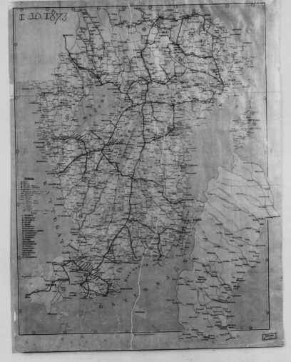 Kommunikationskarta över Sveriges postväsende, järnvägar, telegrafer, kanaler och vägar. Kartan av papper på papp. De
södra delarna av landet (Hälsingland och söderut) i större skala.
Norrland avbildas till höger om landet i övrigt, i mindre skala.

Kartan daterad för hand 1.10.1873.