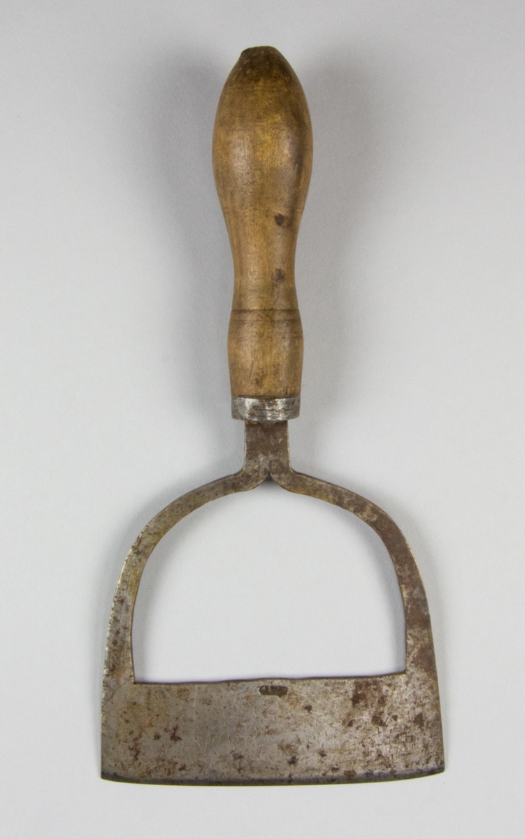 Hackkniv av stål och trä. Svarvat handtag av trä och bygelformat knivblad, stämplat "CAD", monterat i handtaget med hjälp av en ring av järn.