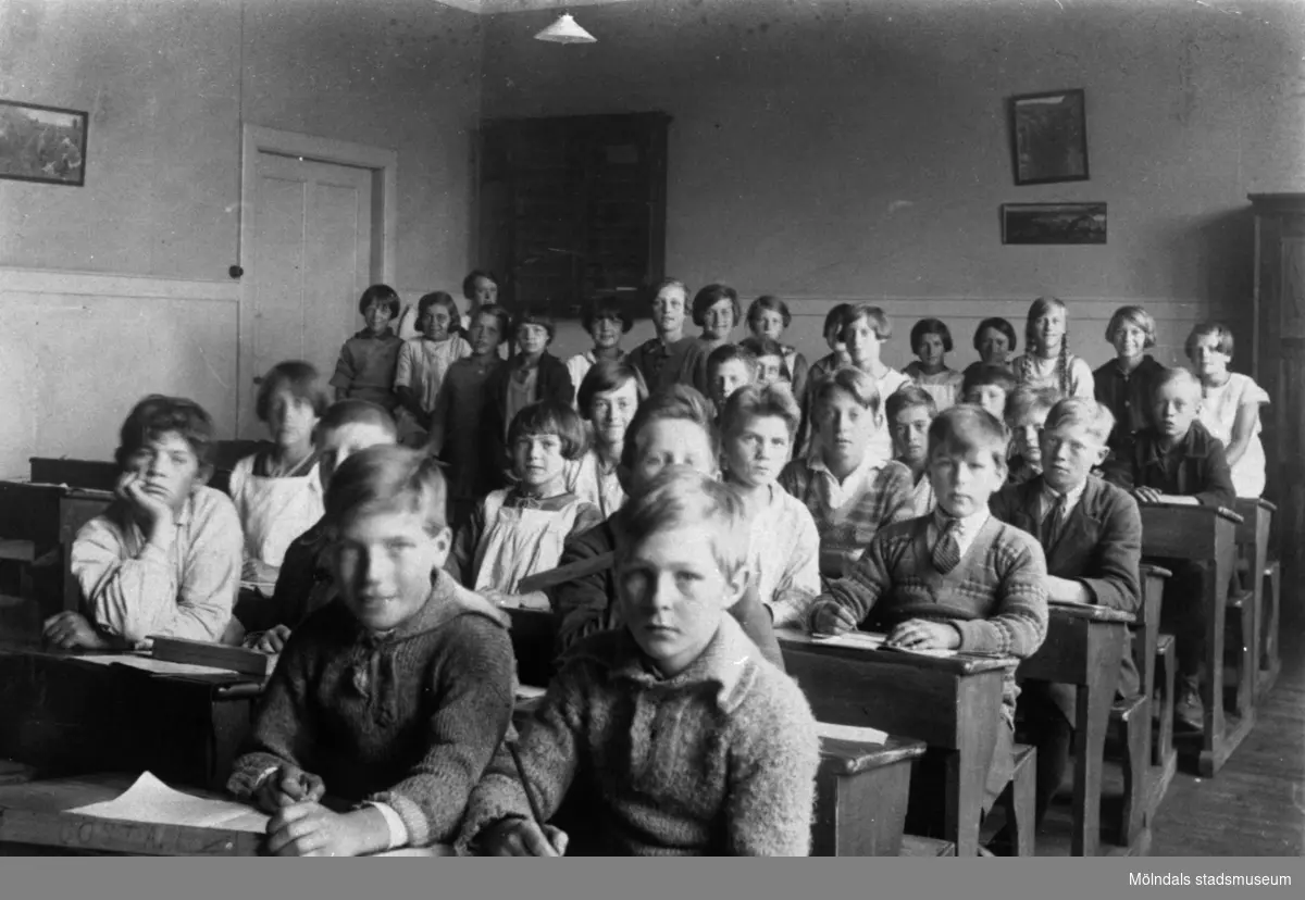 Klass 6. Pojkar och flickor i skolsalen. Toltorpsskolan i Mölndal år 1927.
