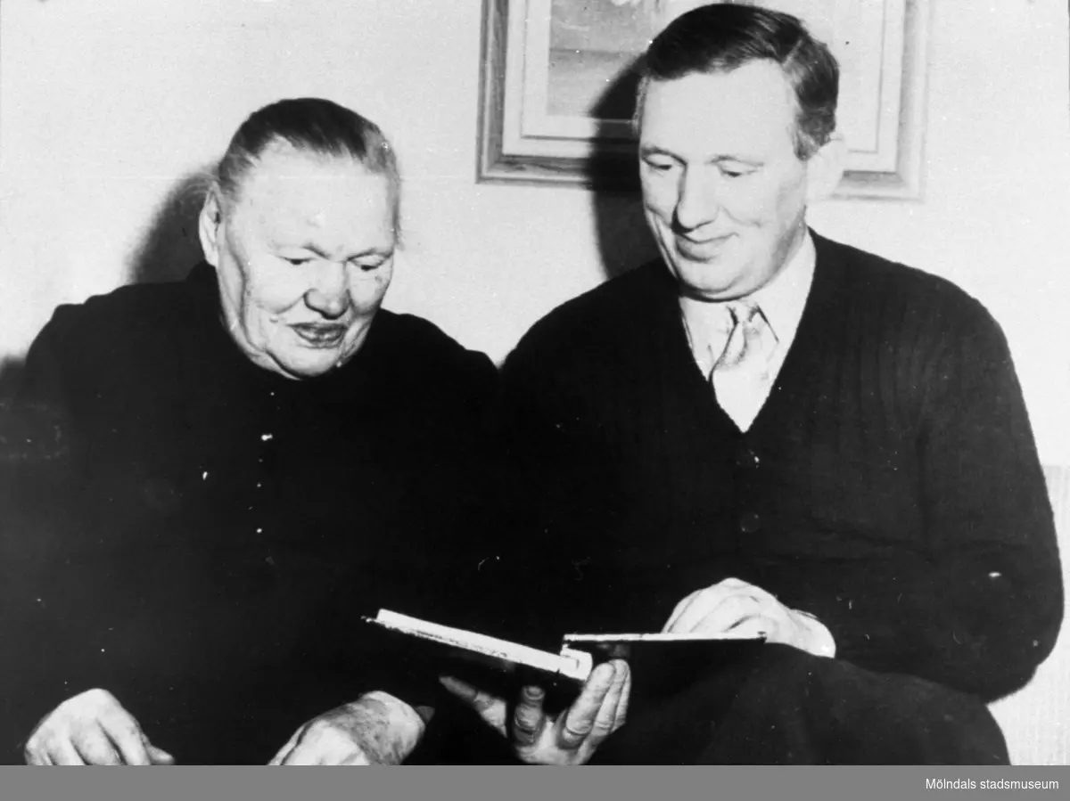Anders Eliasson, ordförande i Pappers (pappersarbetarnas fackföreningsförbund) 63:an med sin mor år 1953.