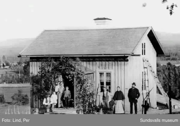 Bostadshus i Ånge 1898. Gruppbild bestående av fem vuxna och tre barn.