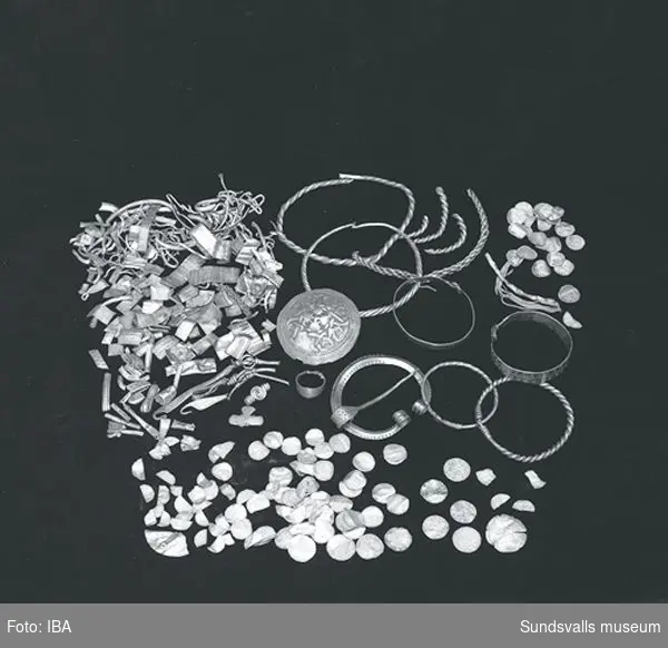 Stigeskatten. Arkeologiskt fynd från vikingatiden funnet 1903 i byn Stige, Indal. Skatten vägde drygt 3 kg och innehöll smycken, bitsilver och ca 2000 mynt.
Fynden ägs av Historiska museet, Stockholm.