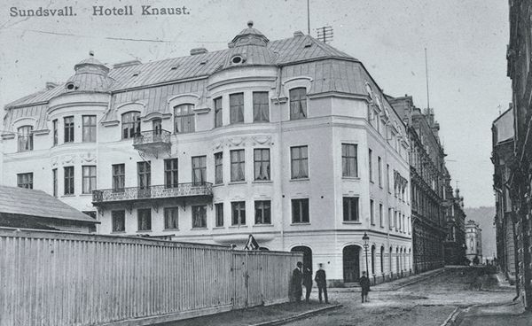 Hotell Knaust från Kyrkogatan. Vykort.