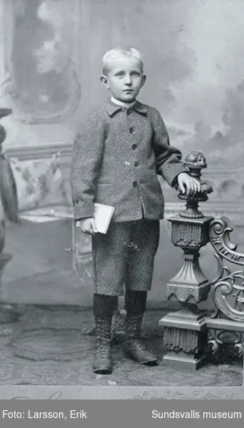 Porträtt av Olof Sällgren, Skönvik, son till sågverksarbetaren med samma namn. Examensfoto.