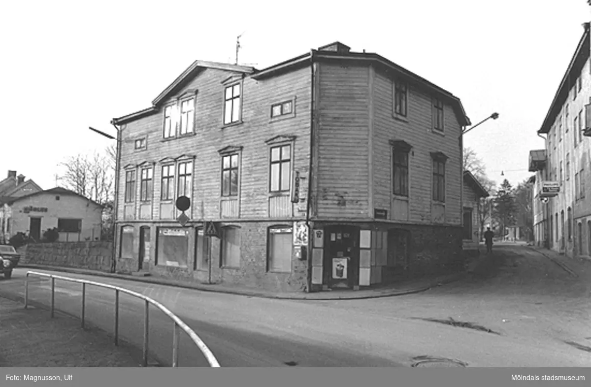 Foto av huset vid hörnet Kvarnbygatan-Trädgårdsgatan 1975. Huset kallades för Eneborg och revs någon gång efter 1970. En av hyresgästerna var familjen Bjerendahl. Hugo Bjerendahl drev under många år, Bjerendahls Ur & Optik i Mölndal. I detta hus växte bågskyttelegenderna Göran och Gert Bjerendahl upp. Till vänster bakom huset fanns Mölndals Möbelaffär. Husets entreer fanns dels på motsatta gaveln, och på dess baksida. Fotot är taget  från Papyrus port.