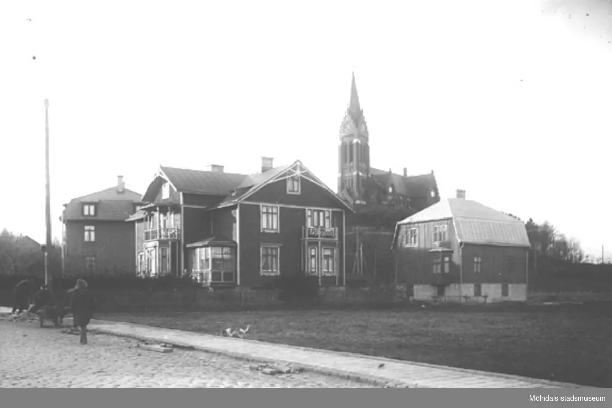 Frölundagatan, mellan Mölndalsbro och Fässbergs kyrka, stensätts år 1921.