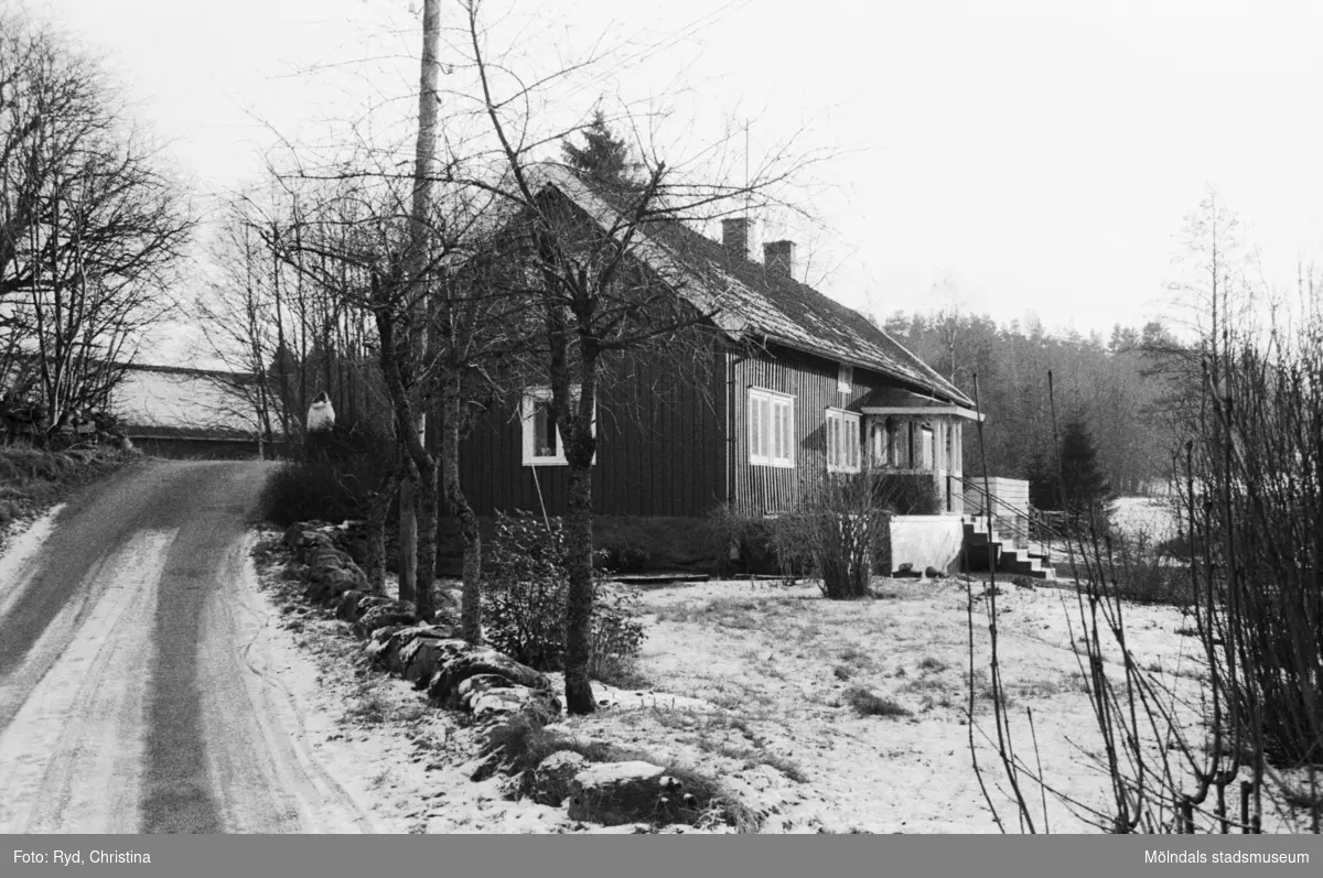 Ett boningshus vid vägskäl mot Porris, Hassungared, 1991.