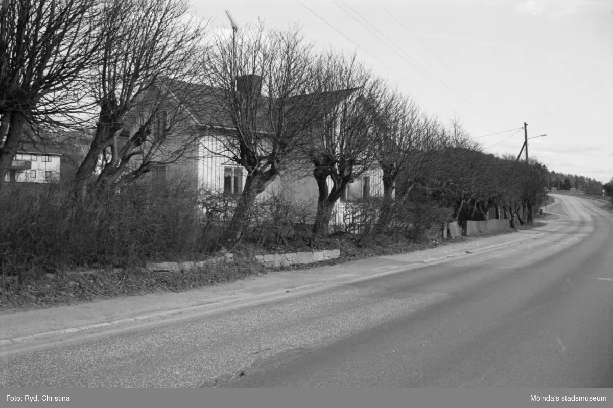 Byggnadsdokumentation av ett bostadshus på Gamla Riksvägen 125 i Kållered, 1992.