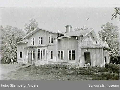 Måvikens f.d. sågverk, Nordingrå, Kramfors kommun; bostadshus och pålrester, dykdalb.