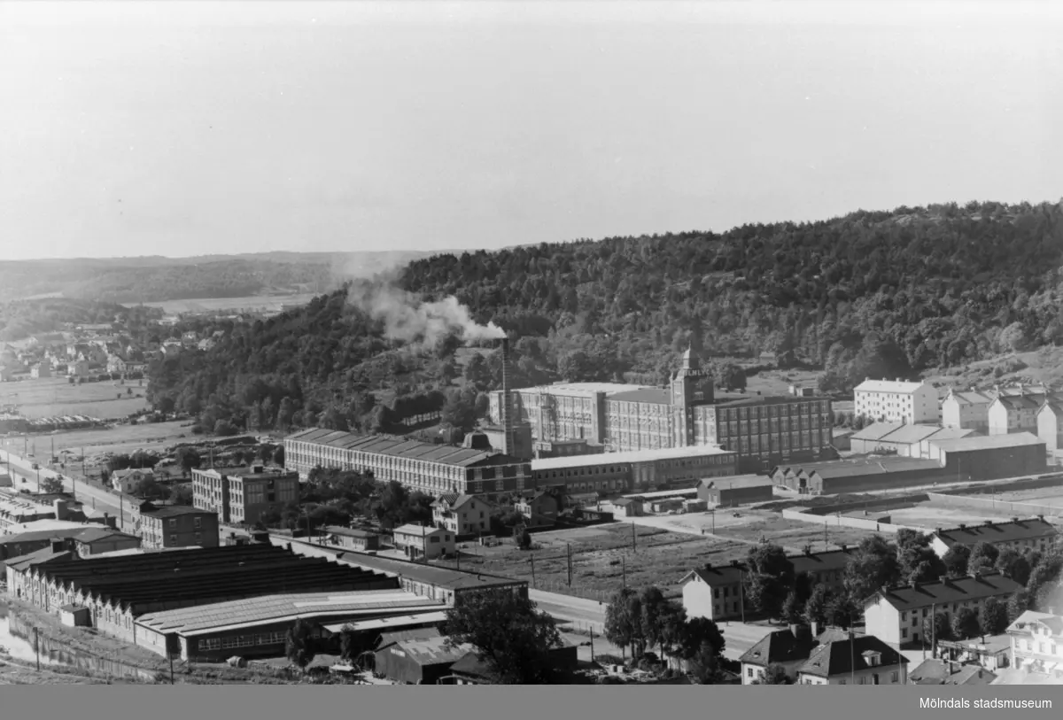 Vy från höjden över Krokslätts fabriker, 1950-talet.