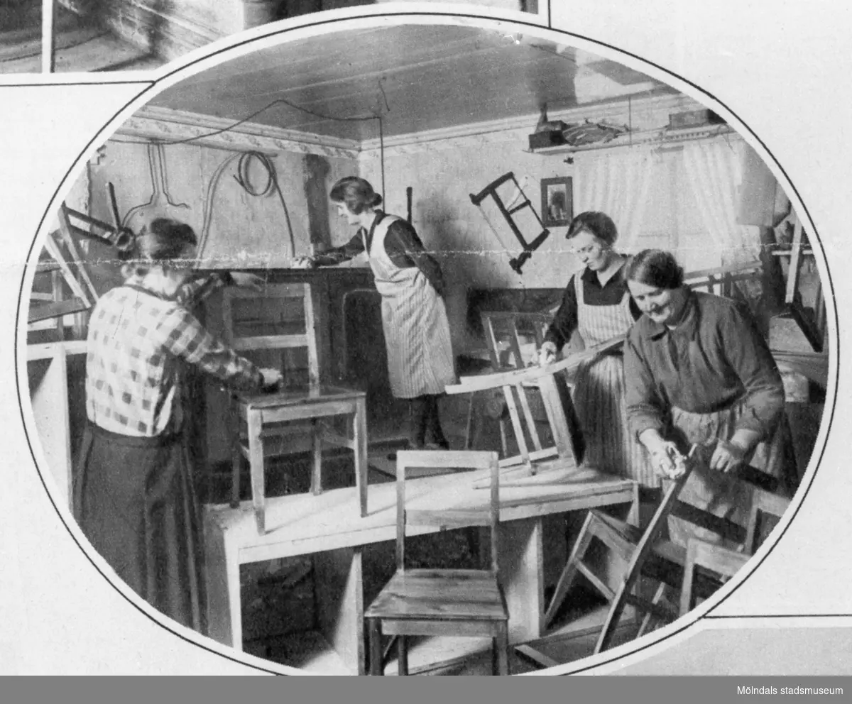 Fyra kvinnor som polerar stolar.
Bilderna 1993_0448-0453 är reproduktionsfotograferade ur en artikel i Vecko-Journalen, från år 1930, angående möbelsnickeriverksamheten i Lindome.