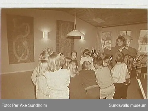 Invigning utsmyckning Soledeskola i Nolby, Njurunda. Textilkonstnärerna Kerstin Lindström och Kerstin Strandberg visar sina verk i mellanstadiets matsal
