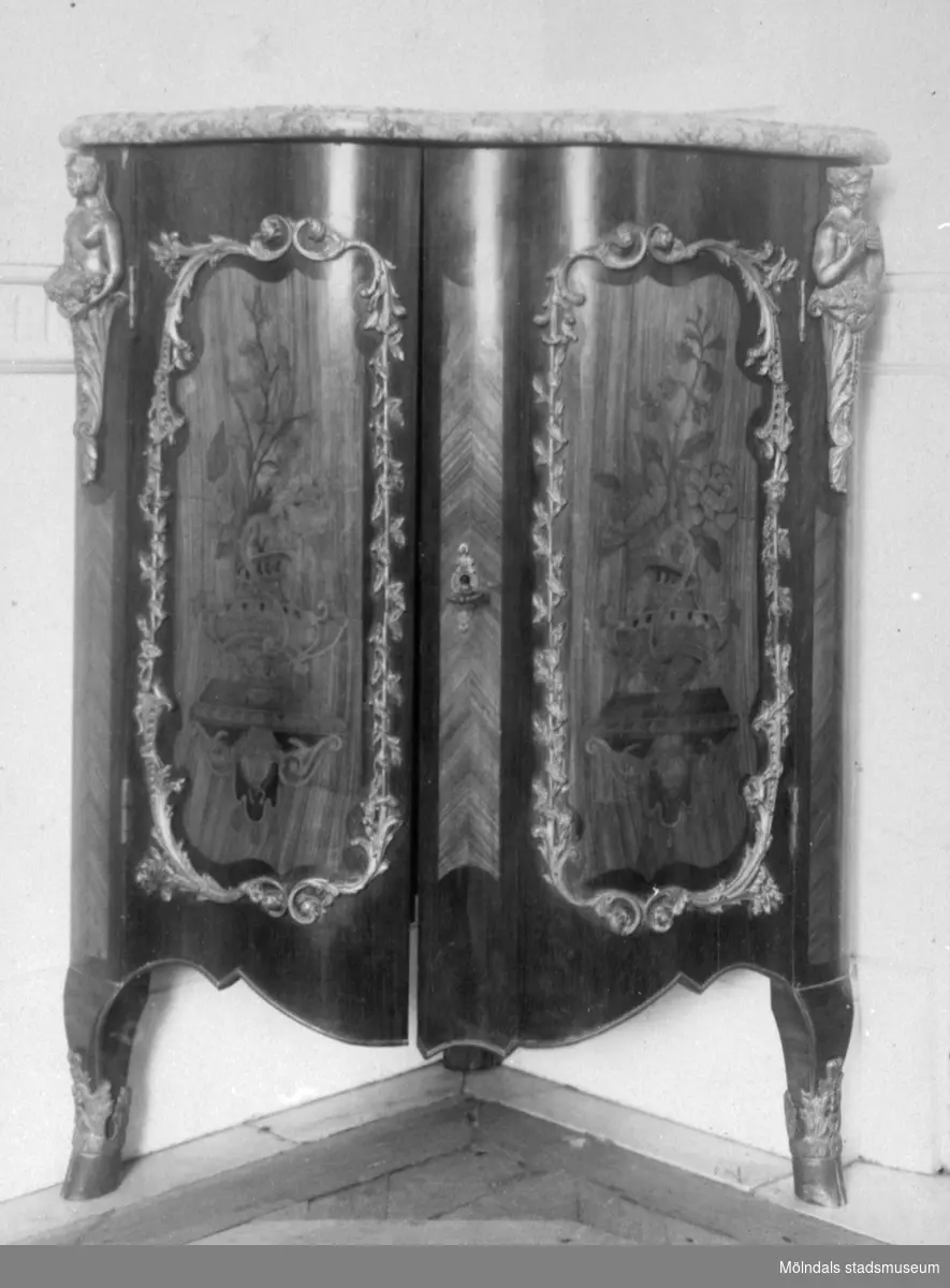 Lågt, mörkt träskåp med två dörrar, tillverkat av ebenisten (finsnickaren) Pierre Bernard,
Paris, 1700-talets mitt. Gunnebo slott 1930-tal.
