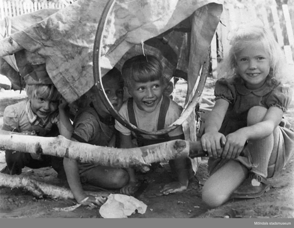 Fyra barn i en "hydda". Holtermanska daghemmet, 1940-tal.