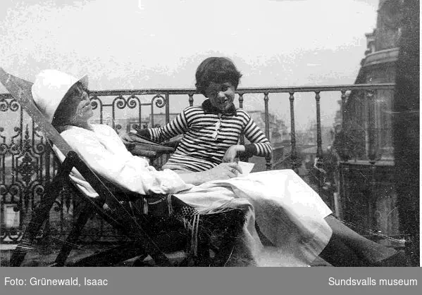 Sigrid Hjertén och sonen Iván Grünewald (f. 1911) på terrass, 1922.