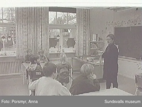 Dokumentationsfotografering av verksamhetenvid Huvudbiblioteket i Sundvsall:uppsökande verksamhet på lågstadiet, Allsta skola.
