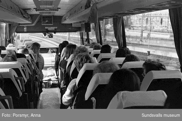 Dokumentation av bussresa med Y-bussen, Sundsvall - Stockholm tur och retur, 1998.Se bildtexter och fotoprotokoll.