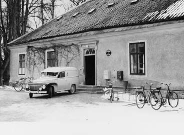 Postkontoret Djursholm 1, Östra slottsflygeln. Bilden tagen sista dagen postkontoret var inrymt i denna byggnad. Bilen är en Volvo Duett, årsmodell 1953.