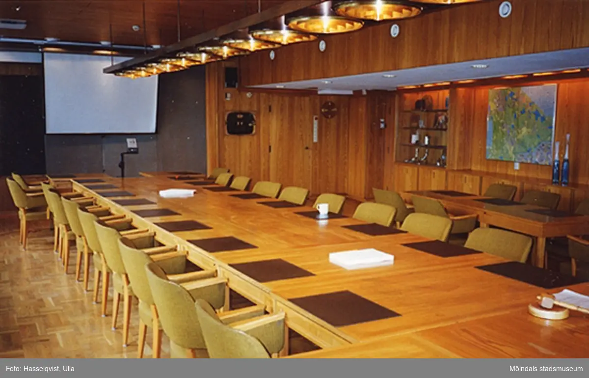 Drätselkammarens sammanträdesrum, numera kommunstyrelsens (innan omklädnad av möblerna till blått), 1994.