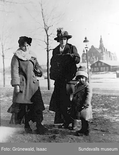 Dora Grünwald (syster till Isaac och faster till Iván), Sigrid Hjertén och Iván på promenad, vårvintern 1915.