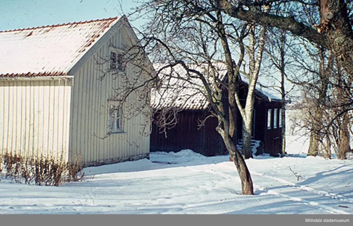 Snickeriverkstaden ligger längst till höger i bild. Många av Mölndals stadsmuseums föremål (inom snickeriet) är tillvarataget från Rösera gård.