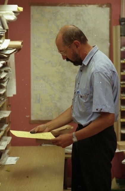 Posten sorteras av lantbrevbärare på postkontoret i Valdemarsvik, 1997.